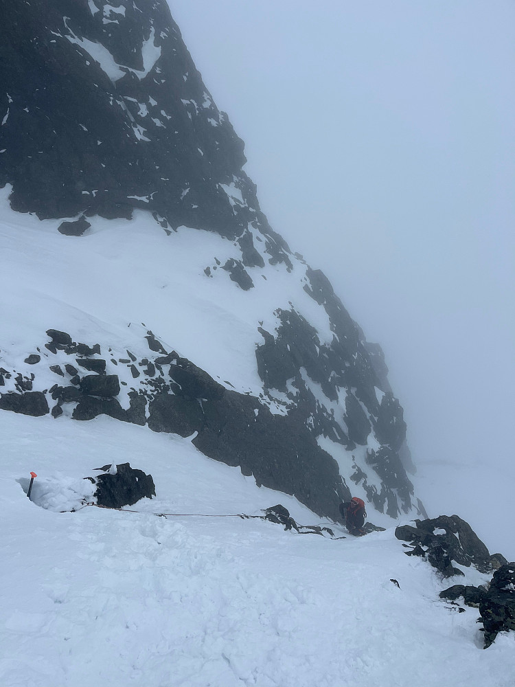 I rennen mellom Skardstinden (2373 m) og Nåle (2310 m).