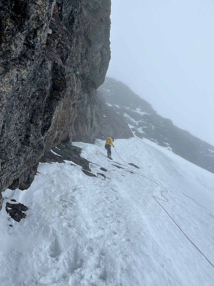 Rappell ned fra rennen mellom Skardstinden (2373 m) og Nåle (2310 m).