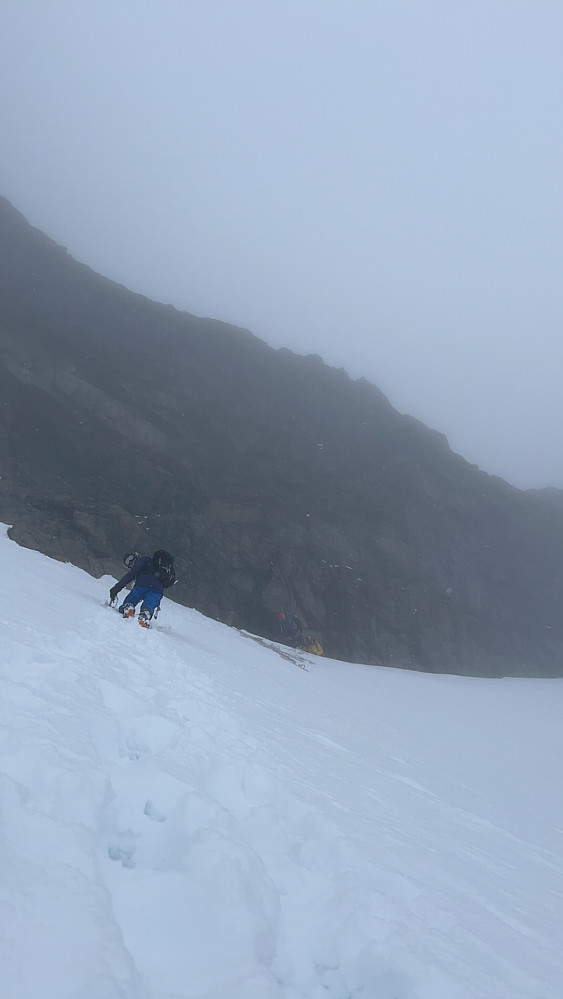 På vei ned sydvestflanken til Skardstinden (2373 m).