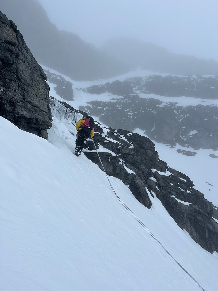 Rappell ned sydvestflanken til Skardstinden (2373 m).