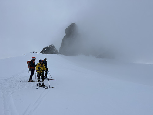 Ved Illåbandet med tilbakeblikk på Nåle (2310 m).