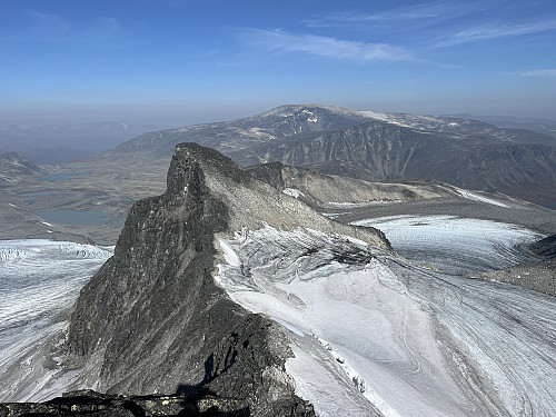 Fra Søre Veotinden (2267 m) mot Store Veotinden (2240 m). I bakgrunnen ses Glittertinden (2452 m).