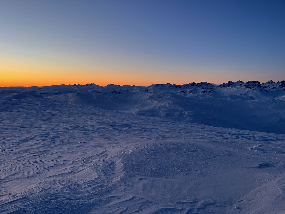 Solen har gått ned på Mugnetinden.