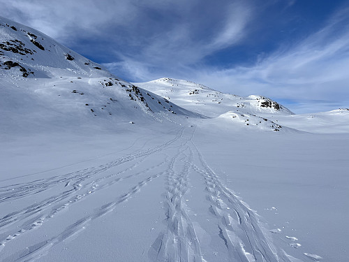 Ved ca. 1260 meter flater terrenget ut. Storeskardnøse (1502 m) i bakgrunnen.