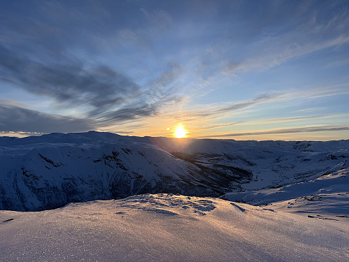 På Fuglehaugnøse (1399 m) med solnedgang i vest.