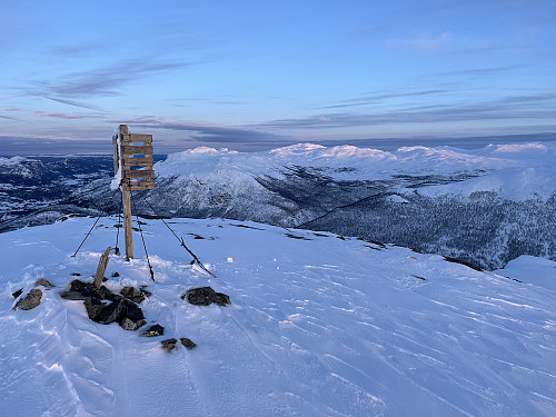På Fuglehaugnøse (1399 m) med utsikt mot sydøst.