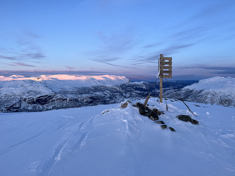På Fuglehaugnøse (1399 m) med utsikt mot øst. Solen skinner fortsatt på fjellene nord for Hemsedal.