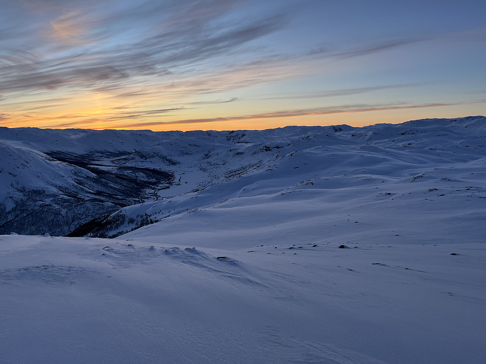 Vakkert kveldslys på Fuglehaugnøse (1399 m) etter solnedgang. Utsikt mot nordvest.