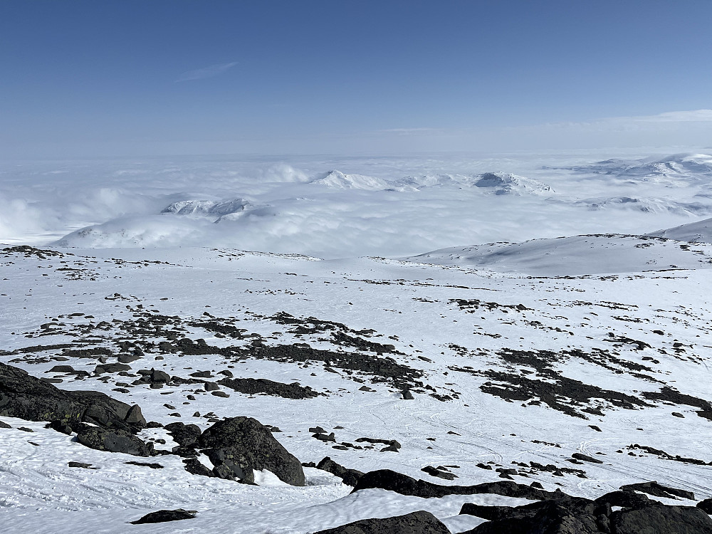 Fra Rasletinden (2105 m) mot sydøst. Mye av Valdres er under tåkeskyene denne dagen.