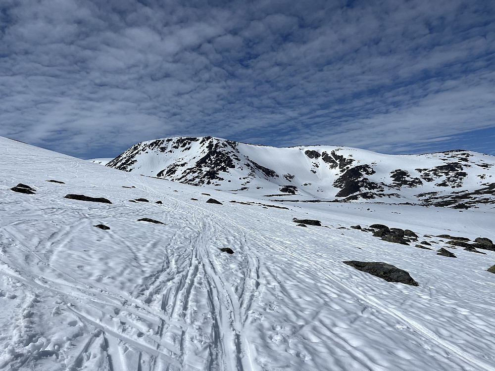 På vei opp Steindalen. Øystre Rasletinden (2010 m) ses i bakgrunnen.