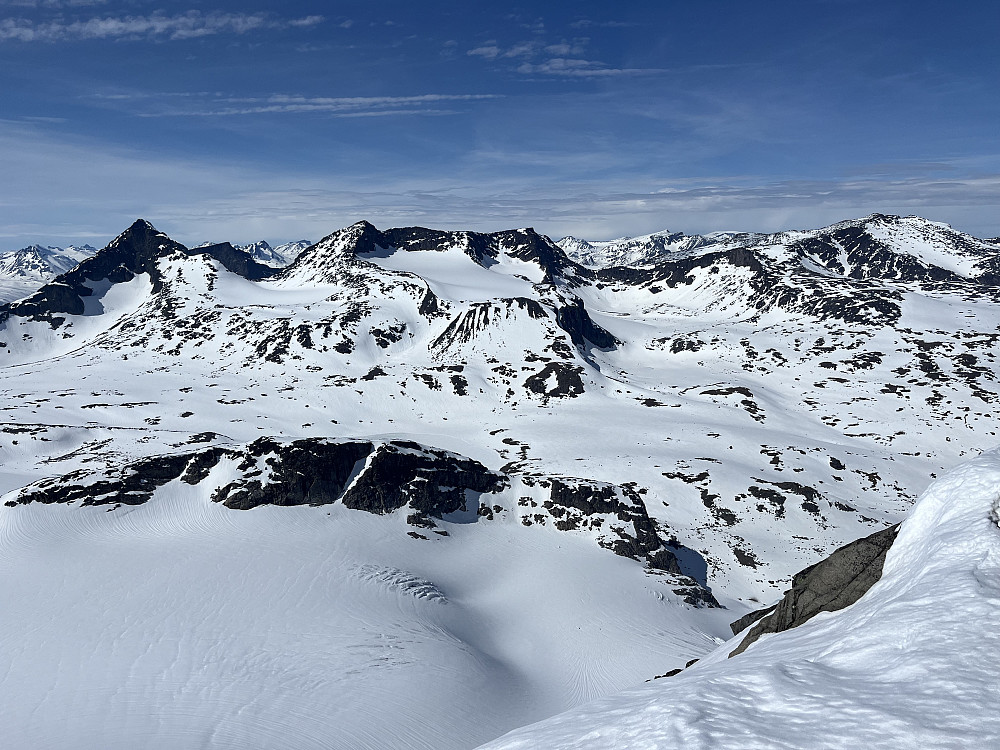 Fra Austre Kalvehøgde (2178 m) mot Vestre Leirungstinden (2250 m), Auste Leirungstinden (2288 m) og Tjønnholstinden (2330 m) i nord.
