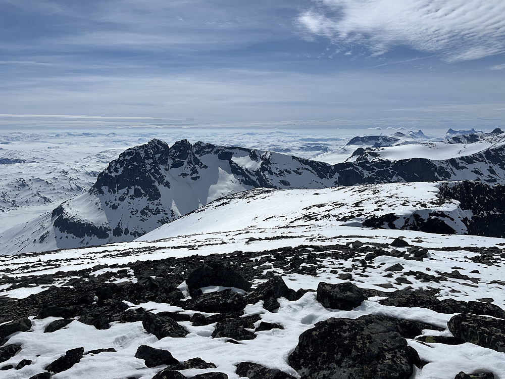 Fra Vestre Kalvehøgde (2208 m) mot Torfinnstindane (2120 m) i sydvest.
