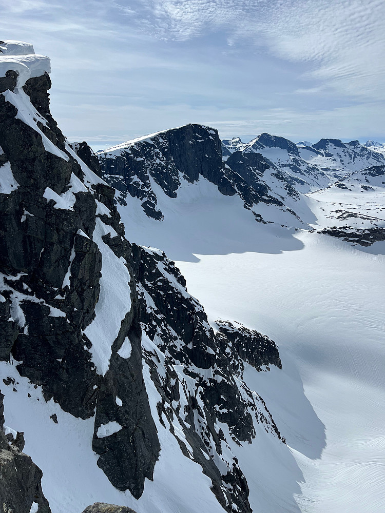 Øst for Austre Kalvehøgde (2178 m) er det bratt ned til Leirungsbrean. I bakgrunnen ses Vestre Kalvehøgde (2208 m), Mesmogtinden og Svartdalspiggane.
