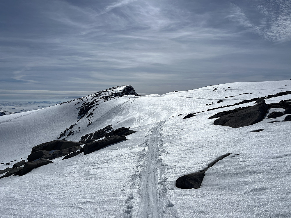 Passasjen mellom Austre Kalvehøgde (2178 m) og Mugna (2159 m).