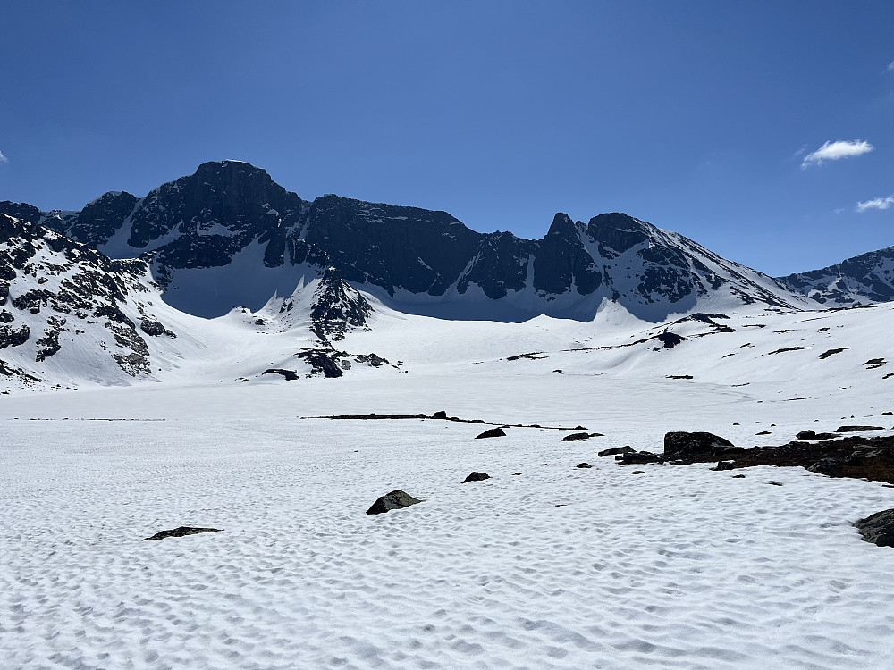Ved Nedre Leirungstjønnin med Vestre Kalvehøgde (2208 m) og Leirungskampen (2079 m) i bakgrunnen.