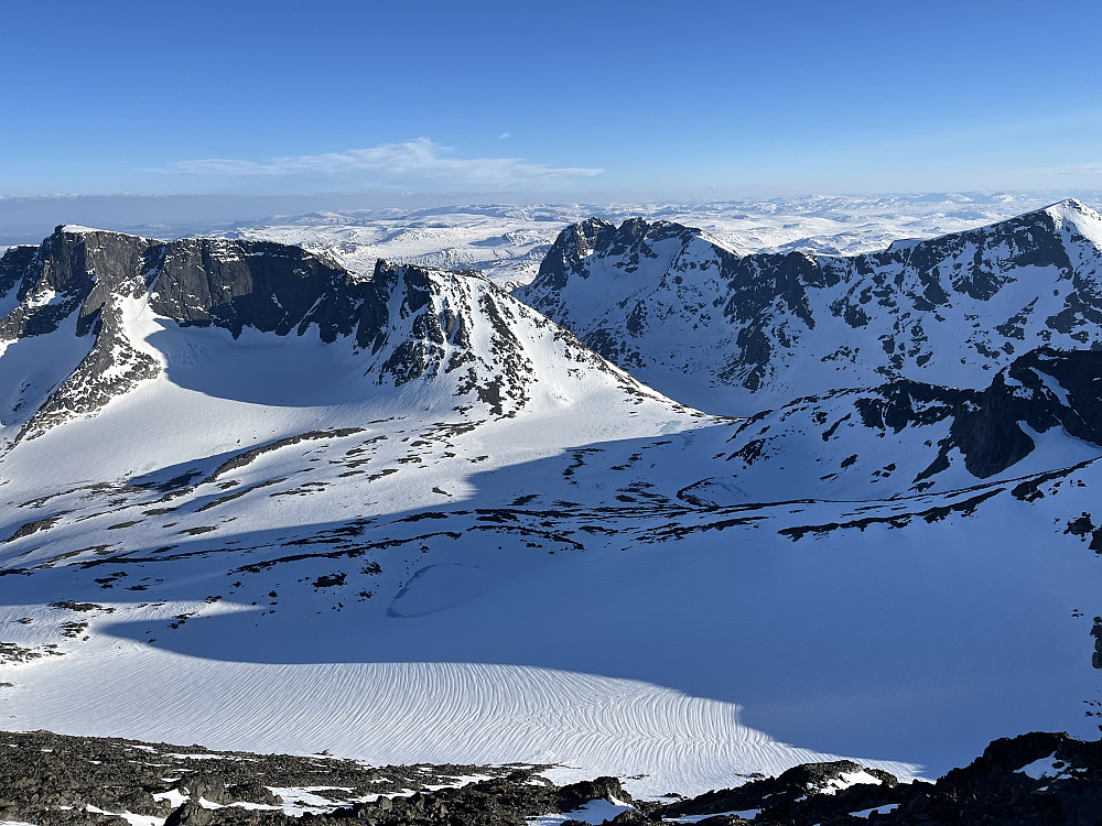 Fra Austre Leirungstinden (2288 m) mot Svartdalsbandet i syd. I bakgrunnen fra venstre ses Vestre Kalvehøgde (2208 m), Torfinnstindane (2120 m) og Kvitskardstinden (2193 m).