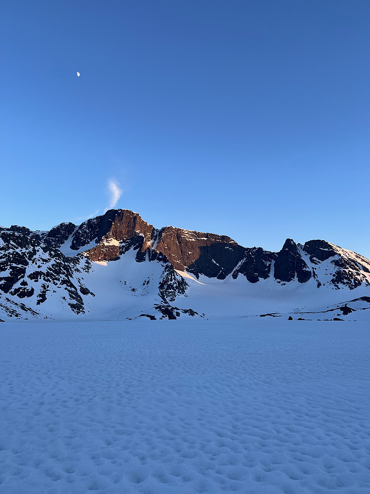 17. maikveld i Leirungsdalen. Dagens siste solstråler skinner på Vestre Kalvehøgde (2208 m).
