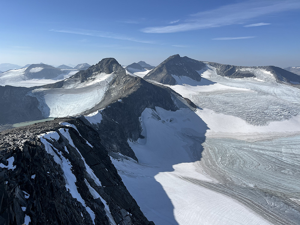 Fra Søre Veotinden (2267 m) mot Austre Memurutinden (2301 m) og Store Memurutinden (2367 m).
