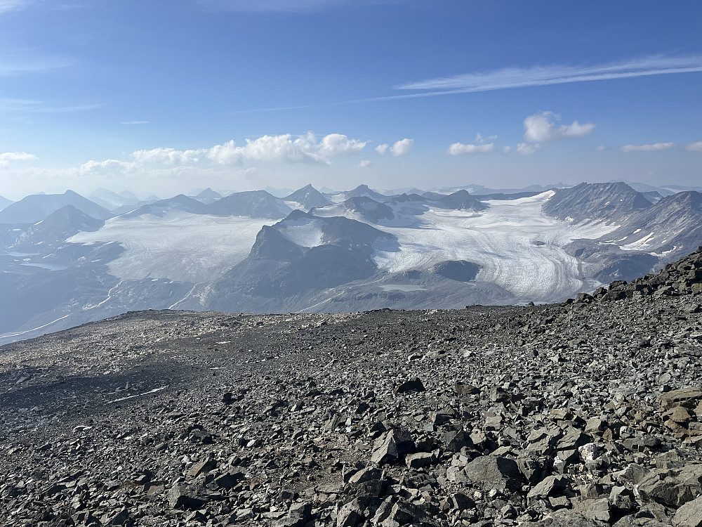 Fra Surtningssue (2368 m) mot Memurubrean.