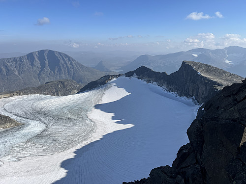 Fra Surtningssue (2368 m) mot Besshøe (2258 m) og Surtningssue Sørtoppen (2302 m).