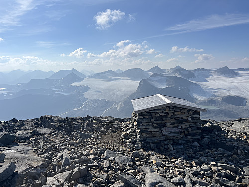 Surtningssubue (2230 m). Utsikt mot Memurubrean i vest.