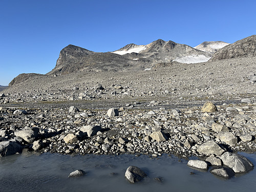 Fra øverst i Memurudalen mot dagens første topp til venstre i bildet; Memurutinden V6 (2049 m).