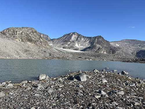 Ved 1686-vannet øverst i Memurudalen. I bakgrunnen ses Austre Memurutinden (2301 m).