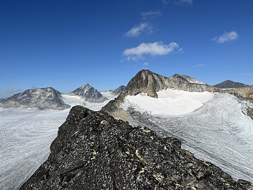 Fra Memurutinden V6 (2049 m) med ryggen mot Memurutinden V5 (2140 m).
