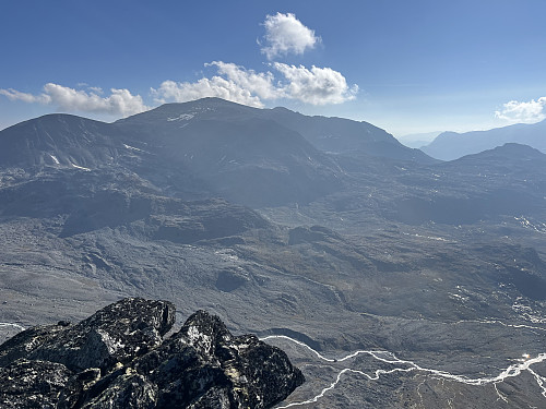 Fra Memurutinden V6 (2049 m) mot Surtningssue (2368 m) på den andre side av Memurudalen.