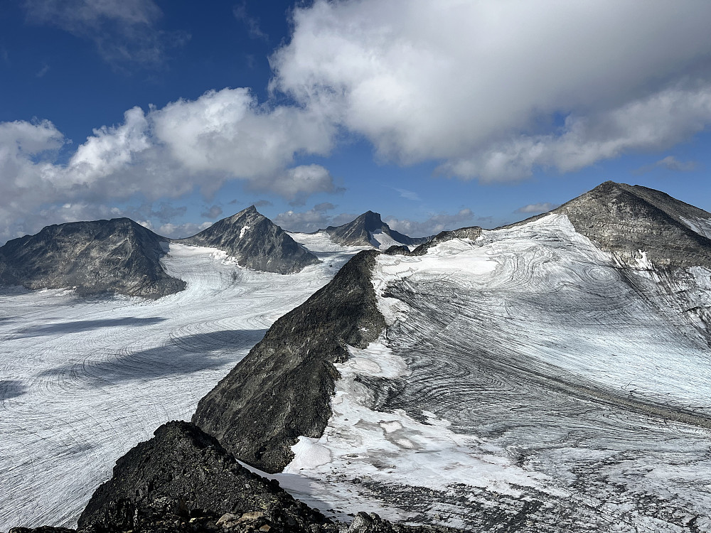 Fra Memurutinden V5 (2140 m) mot Memurutinden V4 (2230 m) til høyre i bildet. I bakgrunnen ses Hellstugutindane (2346 m).
