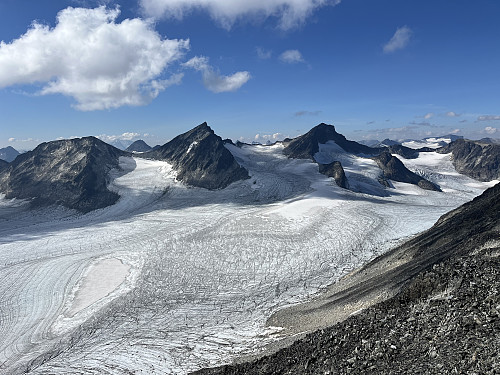 Fra Memurutinden V4 (2230 m) mot Nestsøre Hellstugutinden (2255 m), Store Hellstugutinden (2346 m) og Midtre Hellstugutinden (2339 m).