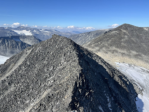 Fra Memurutinden V3 (2243 m) mot Memurutinden V1 (2280 m). Galdhøpiggen (2469 m) ses i bakgrunnen.