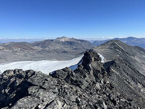 Fra Memurutinden V3 (2243 m) mot Memurutinden V4 (2230 m). Surtningssue (2368 m) ses i bakgrunnen i midten av bildet.