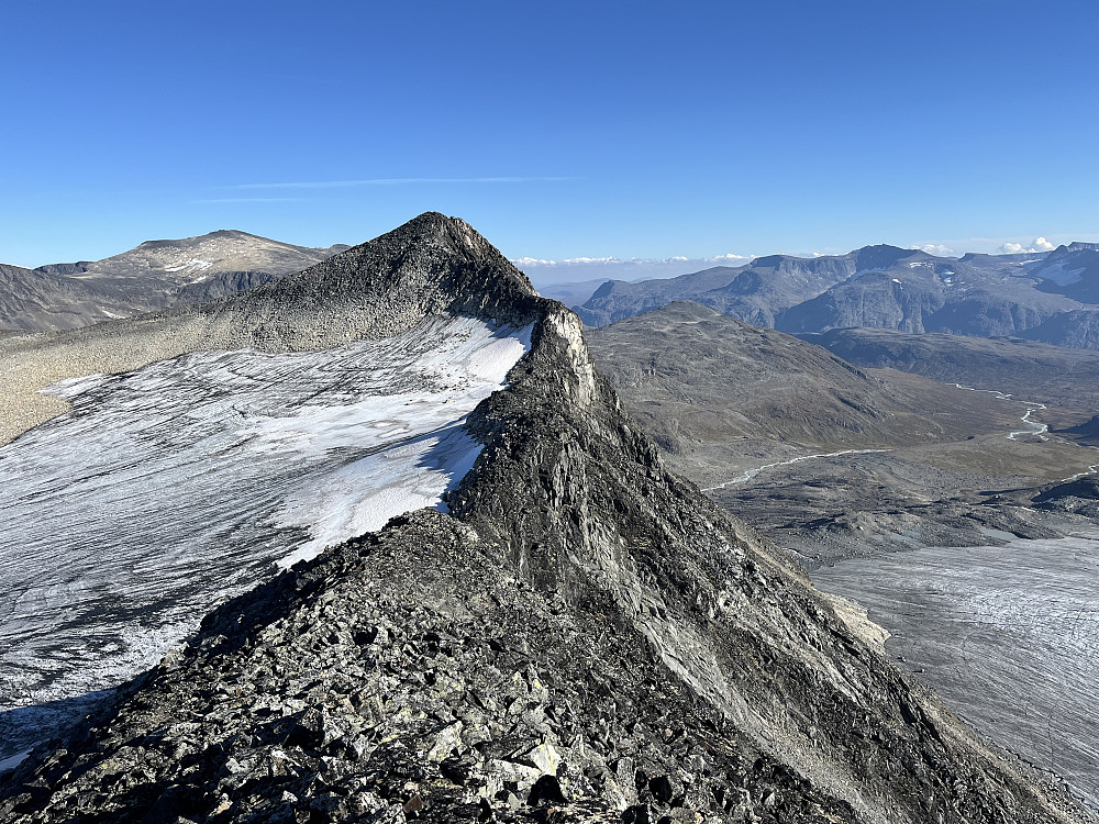 På ryggen mellom Memurutinden V4 (2230 m) og Memurutinden V5 (2140 m). Sistnevnte topp ses på bildet.