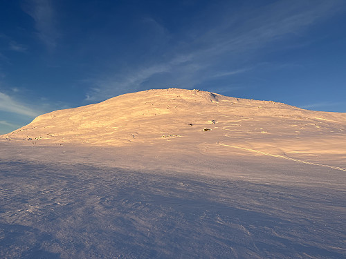 Fin nedkjøring fra Røssjøkollane (1287 m) til Røssjøkolltjernet (1193 m).