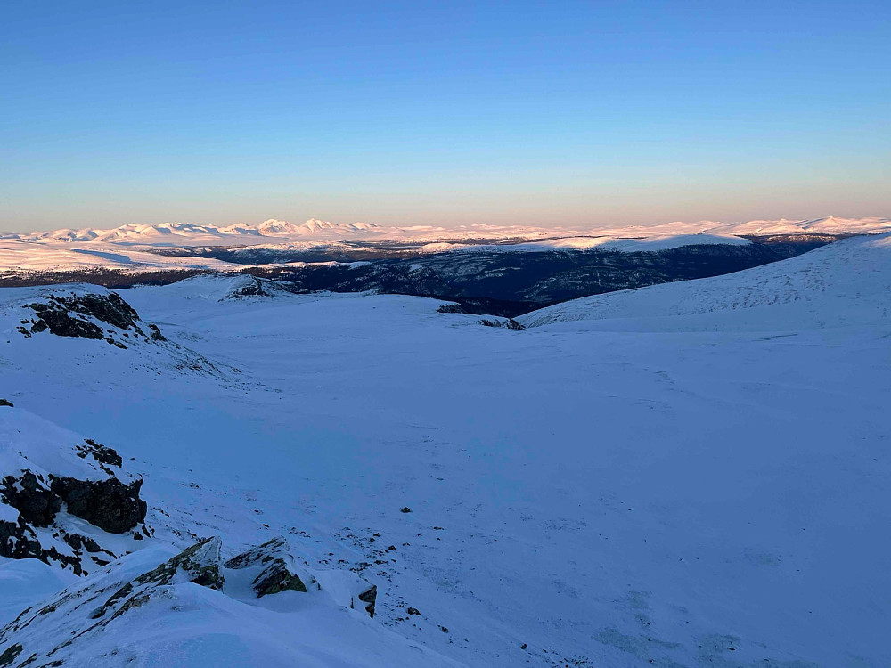Utsikt fra Kviknegråhø (1427 m) mot Rondane i øst.