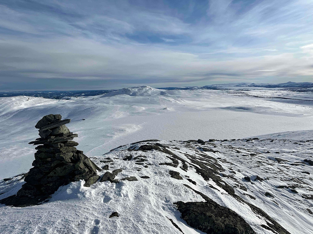 Fra Megrundskampen (1346 m) mot Øvre Megrundstjønnet (1195 m) og Leppkampen (1340 m).