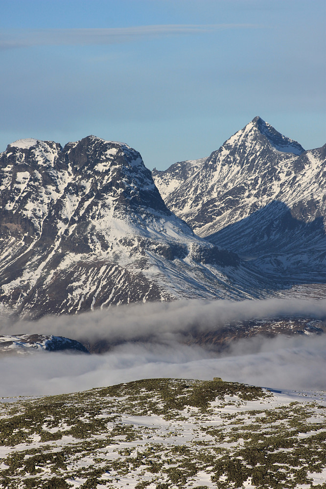 Torfinnstindene og Store Knutsholstinden.