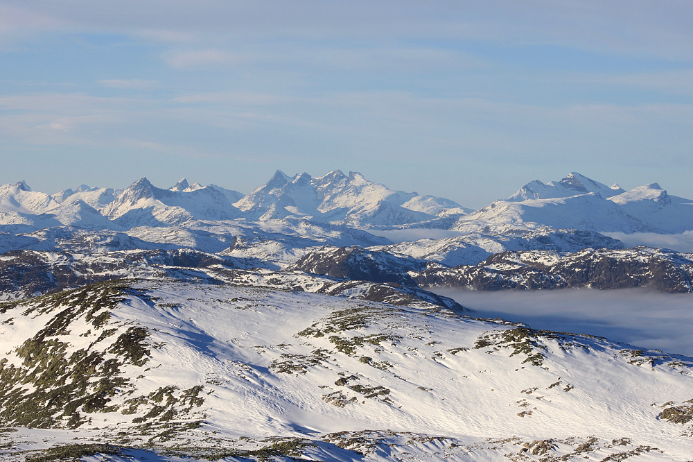 Mot fjelltopper som Falketind, Storen og Uranostinden.