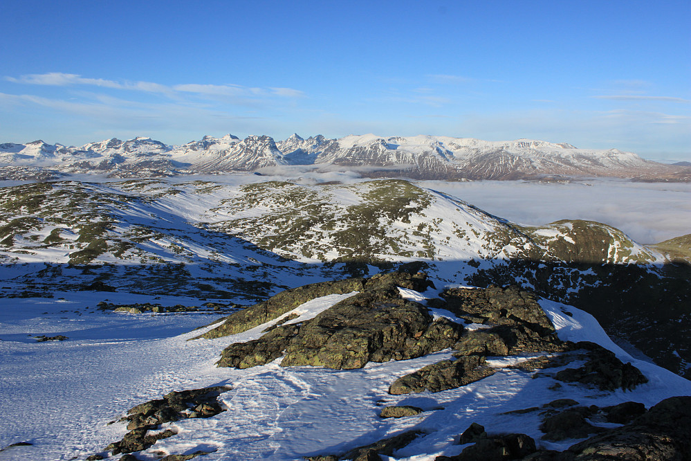 Utsikt fra Mugnetinden mot Gjendealpene i Jotunheimen i nord.