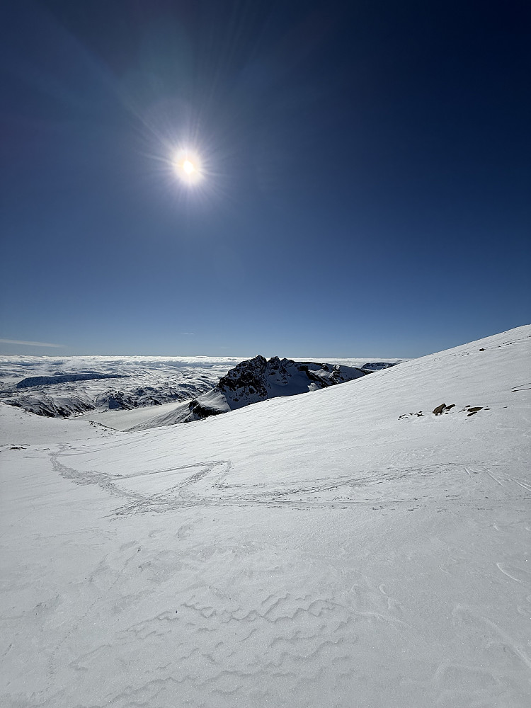 Ved Vestre Kalvehøgde (2208 m) mot Torfinnstindene (2120 m).