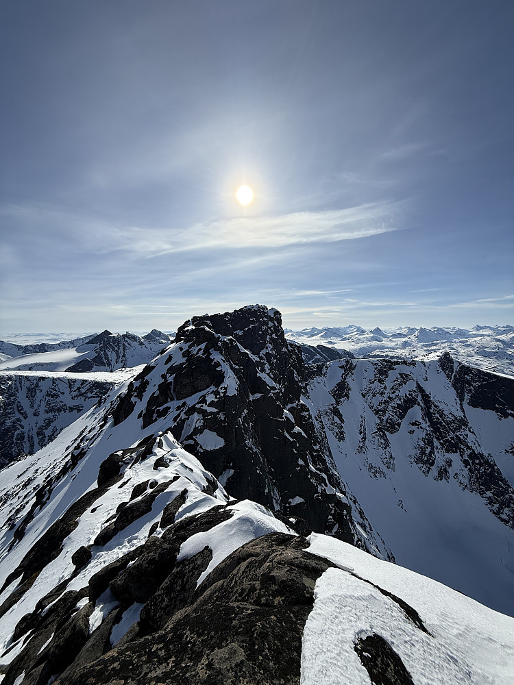 Fra Steinflytinden (2318 m) mot Tjønnholstinden (2330 m).