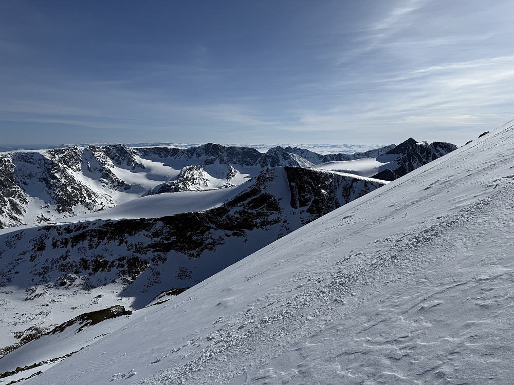 Mot Leirungsdalen og Kalvehøgde (2208 m).