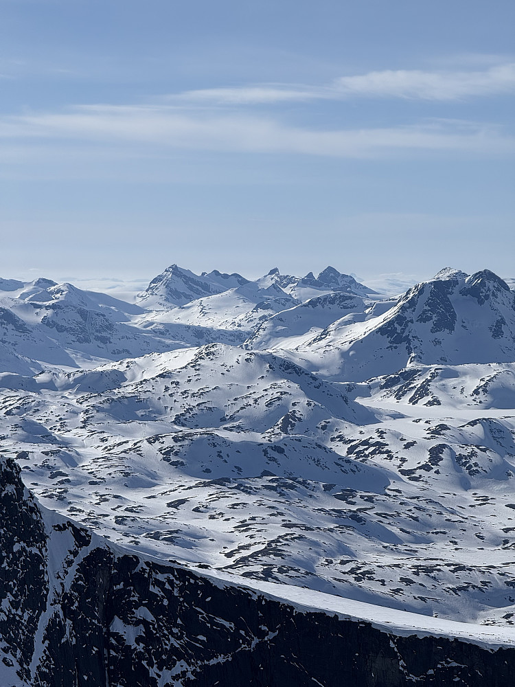Mot Smørstabbtindane. Bak Store Smørstabbtinden (2208 m) ses Lodalskåpa (2083 m), som er ca. 85 km i luftlinje fra Steinflytinden (2318 m). Jeg gikk topptur dit for seks dager siden, 1. påskedag.
