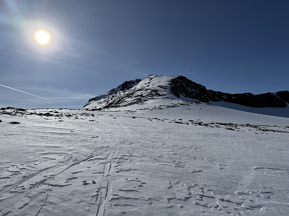 Sydflanken opp til Steinflytinden (2318 m).