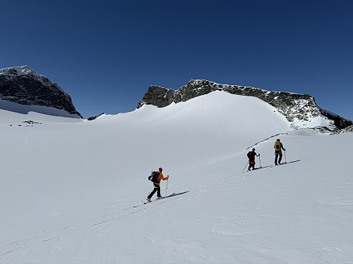 Med kurs mot Løyfte der vi skal starte oppstigningen til Veslepiggen (2369 m). Galdhøpiggen ses helt til venstre i bildet.