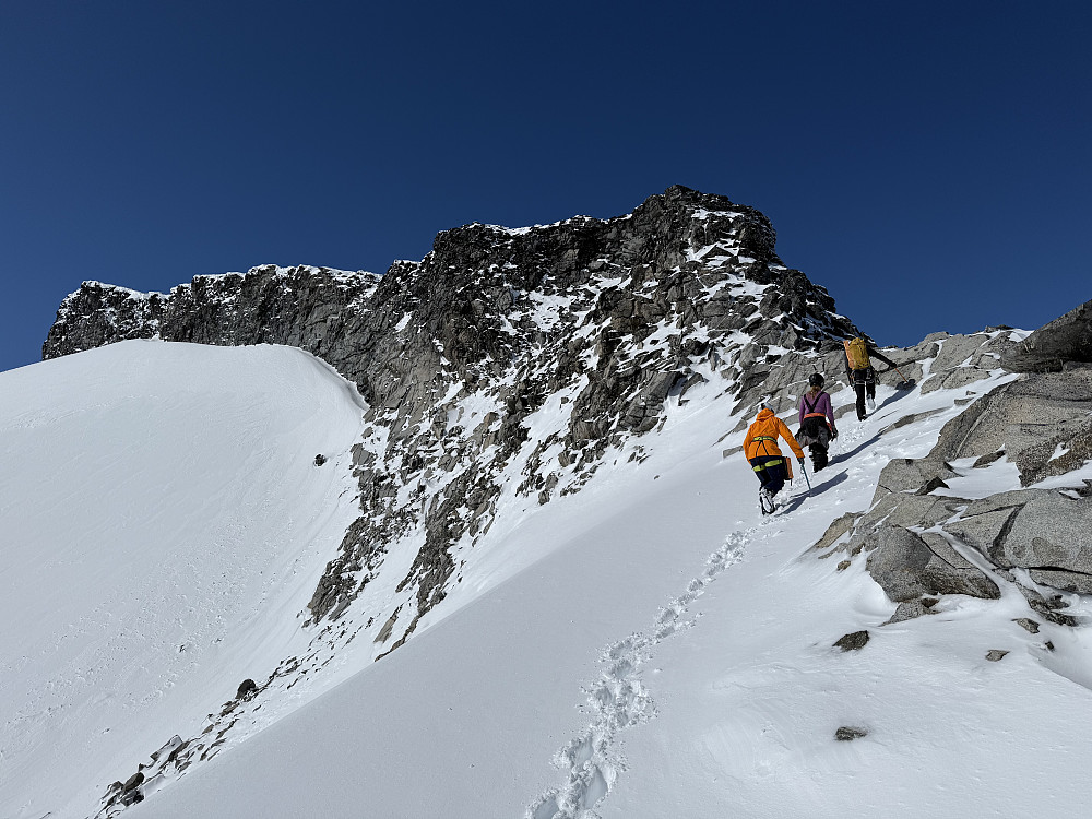 Vi satte fra oss ski i Løyfte og gikk ryggen til fots opp til Veslepiggen (2369 m).