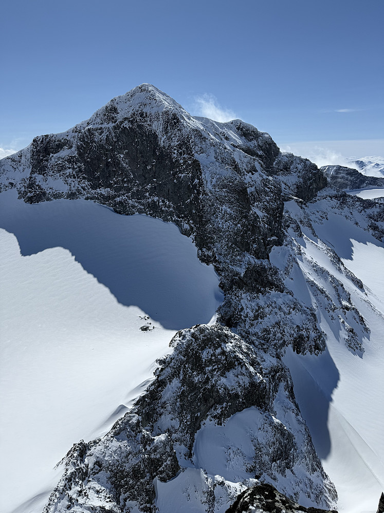 Utsikt mot Galdhøpiggen (2469 m) fra Veslepiggen (2369 m). Styggebrean ses til venstre og Storjuvbrean til høyre i bildet. Passasjen Porten er på det laveste punkt mellom toppene.