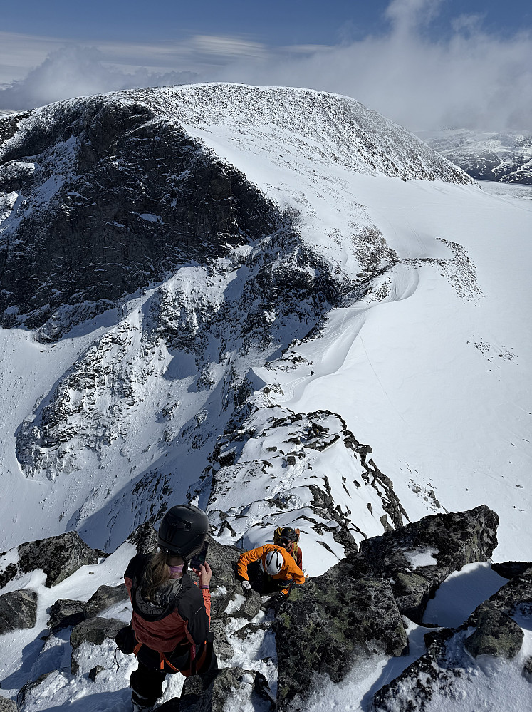 Et bratt klyvepunkt øverst på ryggen ned fra Veslepiggen (2369 m) til Løyfte.