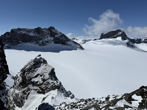 Fra Porten mot Storjuvbrean. I bakgrunnen ses Storjuvtinden (2344 m) og Skardstinden (2373 m).
